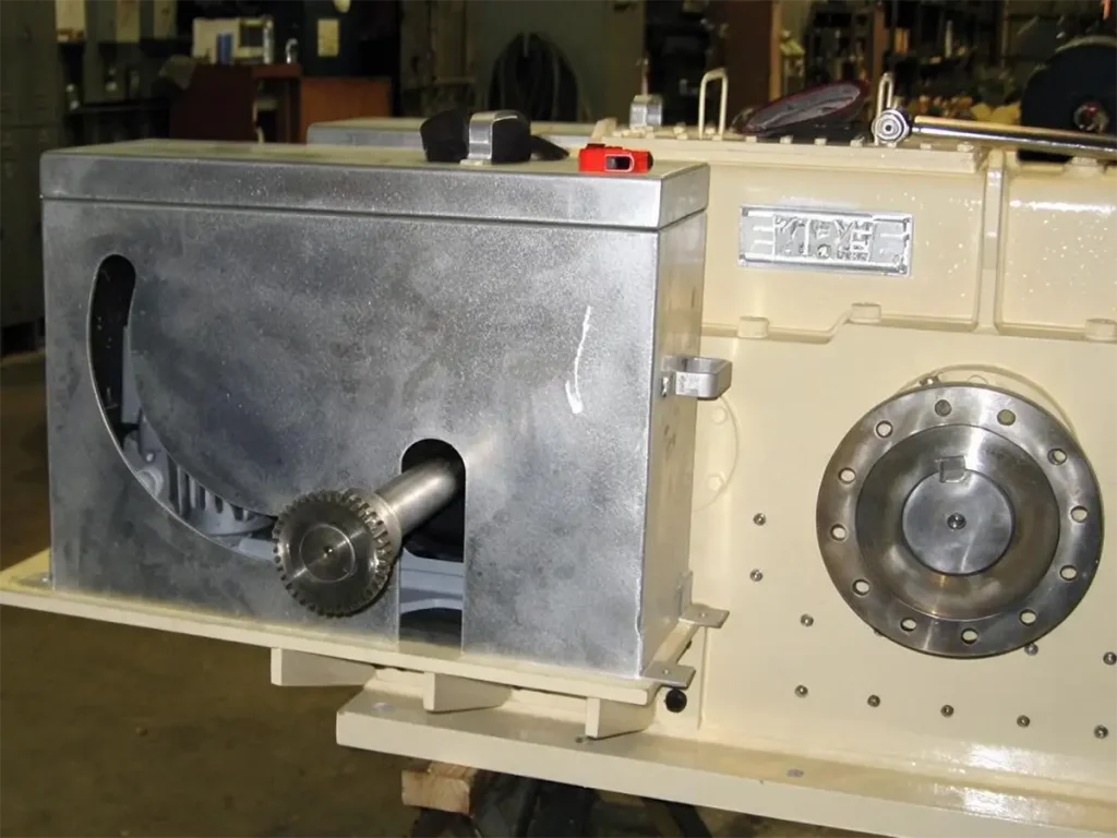 Bridge drive gearbox fitted with a Johnson brake